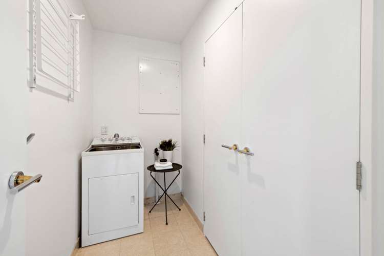 5H/175 Hurstmere Road Takapuna_17