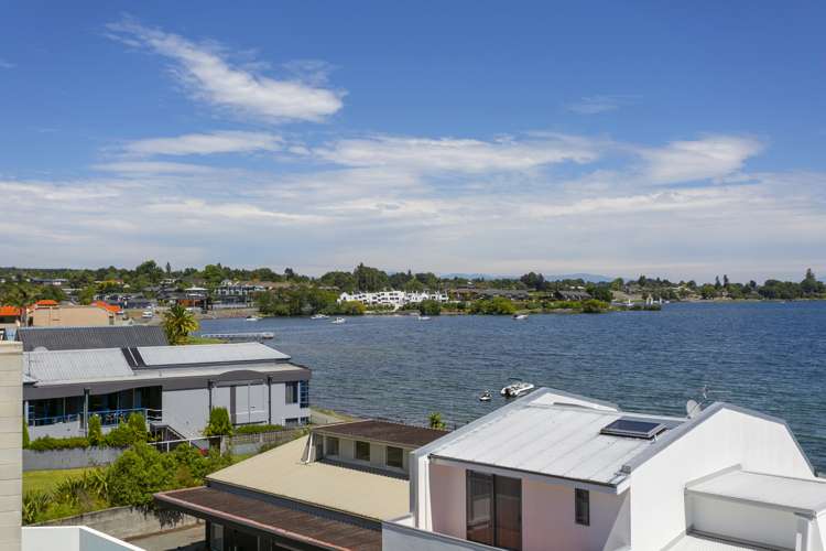 20/225 Lake Terrace Waipahihi_34