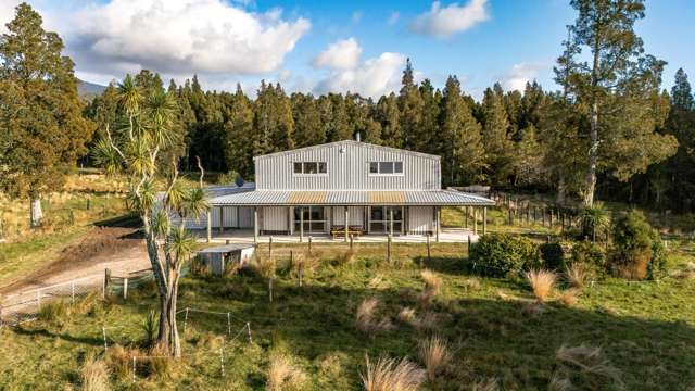 Lifestyle Property with Lots of Shed Space!!