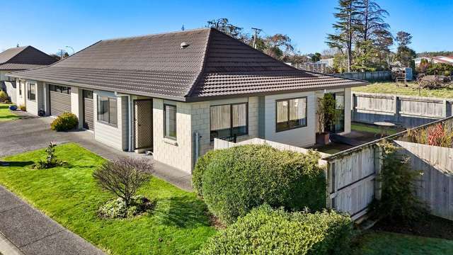 Easy Elegant Living in Ashmore Park