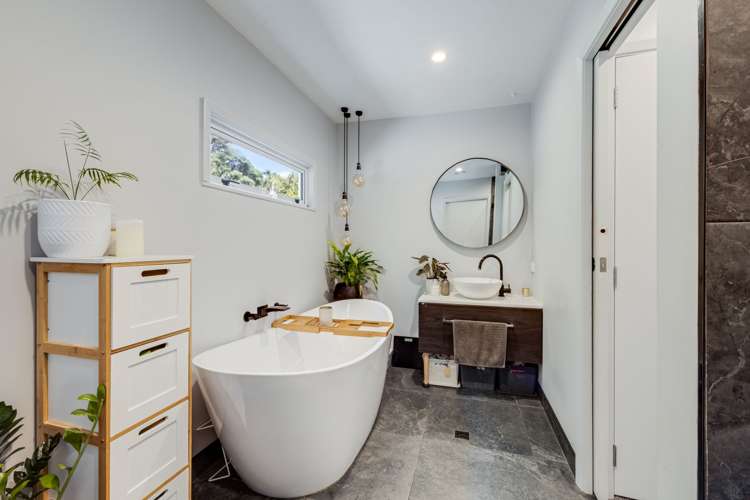 239 Whites Line East Waiwhetu_11