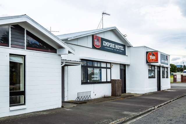 Empire Hotel, 37 Johnston St Featherston_1
