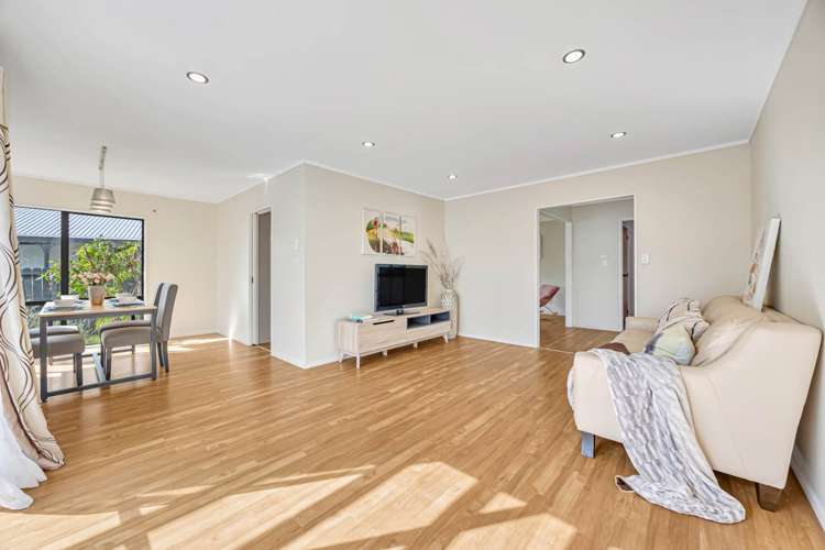 23 Gosford Drive Botany Downs_4