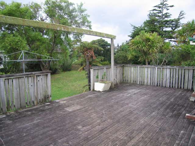 Charming 2-Bedroom Home in Mt Roskill – Elevated Section in a Quiet Cul-de-sac