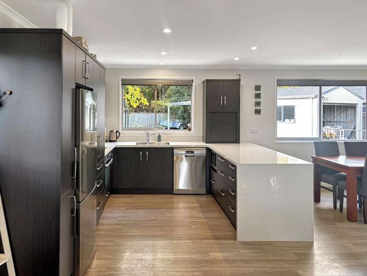 8 Christie Crescent 10484_5