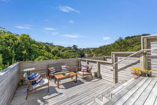 Sun-Soaked Living & Leafy Green Views