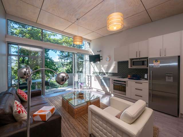 Elevated one bedroom apartment in the trees