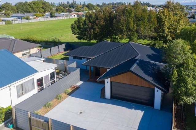 ASHBURTON MODERN THREE BEDROOM, TWO BATHROOM, DOUBLE GARAGE