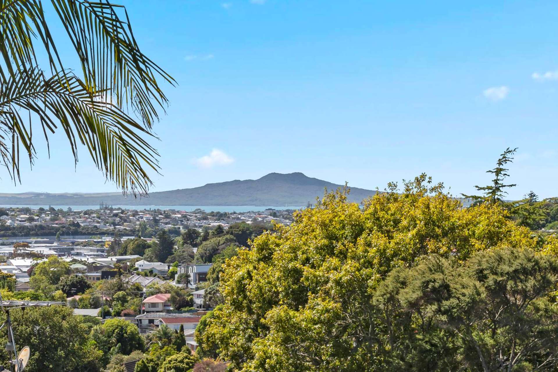 2/613a Glenfield Road Totara Vale_0