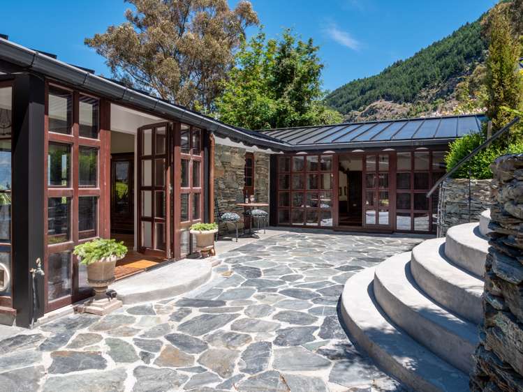 85 Arawata Terrace Fernhill/Sunshine Bay_16