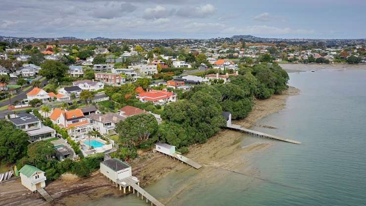 The former Hotchin mansion on Huriaro Place, in Orakei, Auckland. The trophy home's CV rose from $58m to more than $70m. Photo / Fiona Goodall