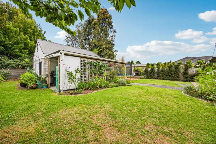 53 Cambridge Road Riverhead_16