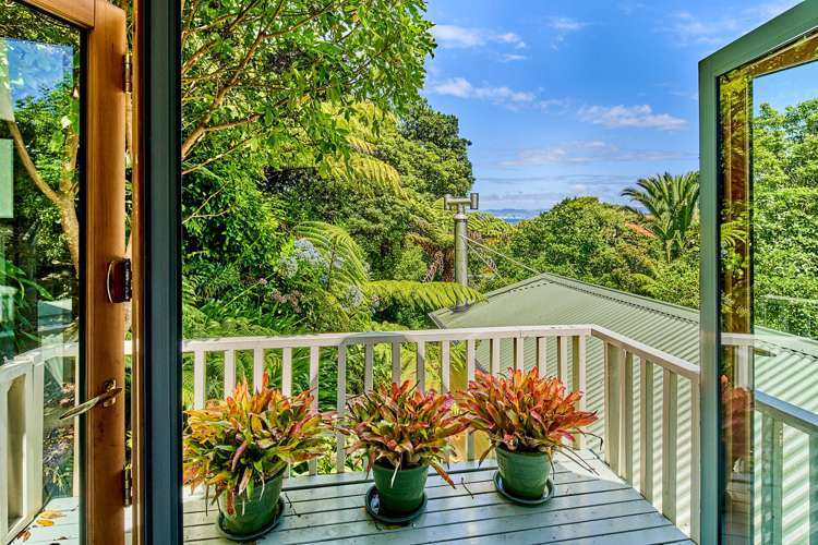 15 Whiorau Grove Lowry Bay_19