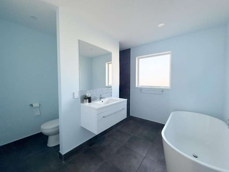 30 Noumea Drive 2772_9