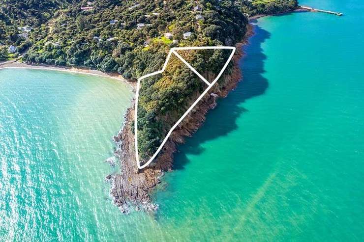 27 and 31 Hunterville Road is the latest property on Waiheke Island to be sold by a receiver. Photo / Supplied