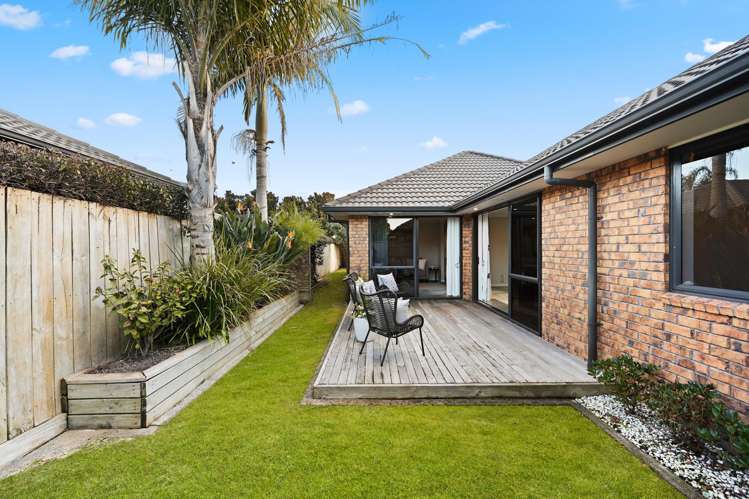 6 Compton Grove Huntington_16