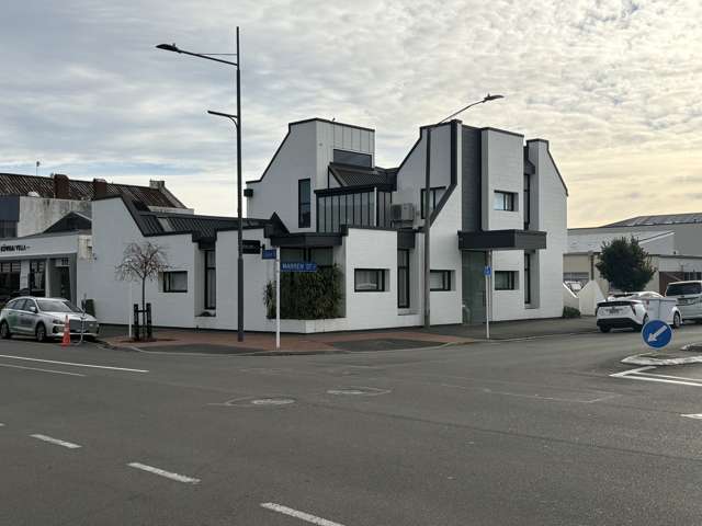 Flexible ground floor office