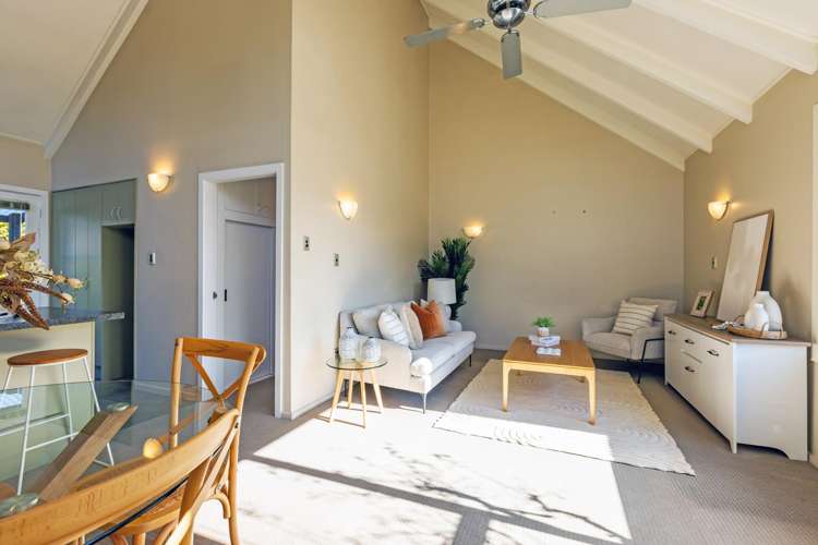 42b Delaware Crescent Russley_2