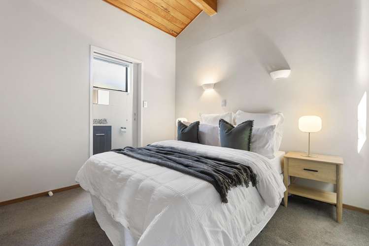 2/8 Dee Place Torbay_11