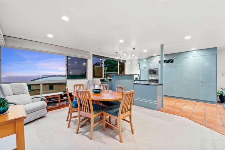 2/8 Beach Road Castor Bay_8