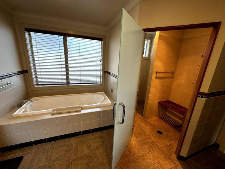 66 Shelter Drive Greenhithe_11