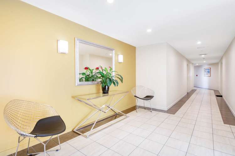 2F/6 Collins Street Takapuna_16