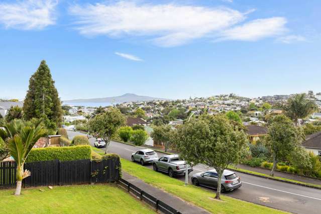 Charming Seaside Terrace Unit with Sea Views!