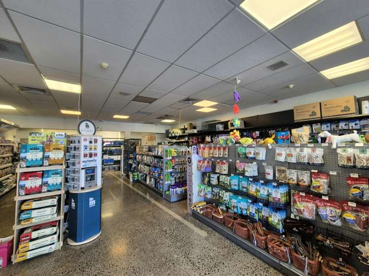 1/320 Main road Huapai_7