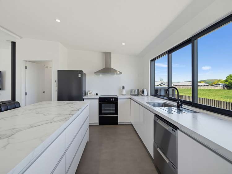 84 Racecourse Road_3