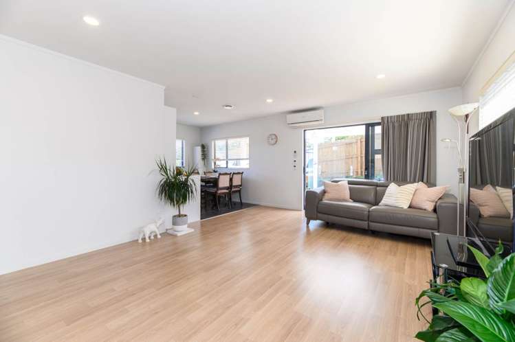 2/109 Target Road Totara Vale_18