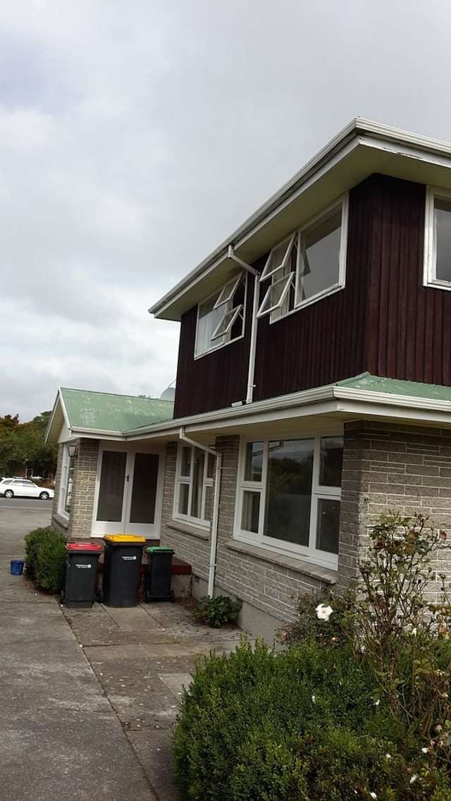 5 bedroom house with 2 bathrooms and 2 toilets.