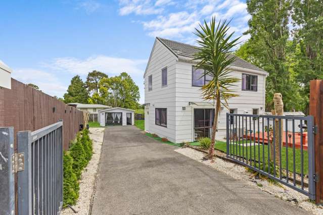 Modern & Stylish — Live Large on 722m² Section!