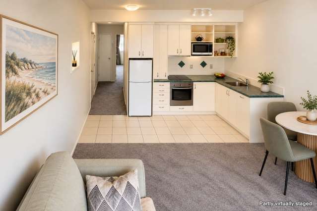 New Carpet, Lighting & Cooktop – Move-In Fresh!