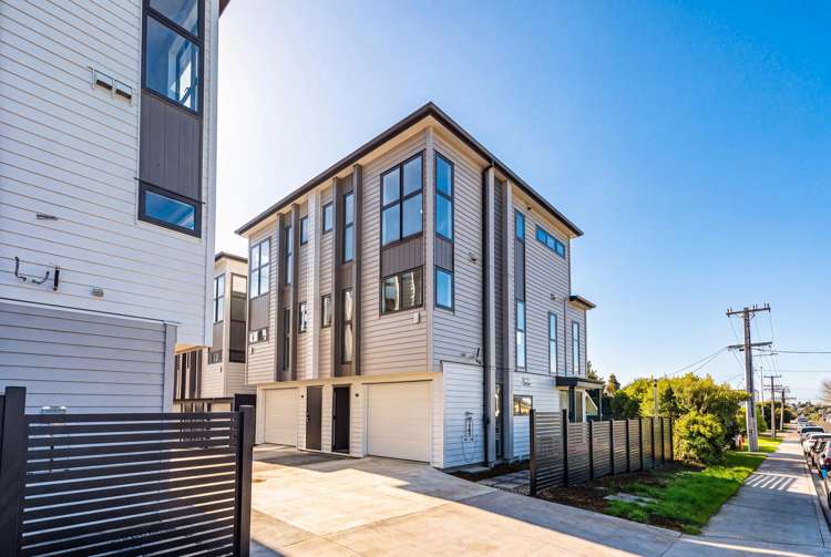 14&16 Woodford Ave Henderson_19