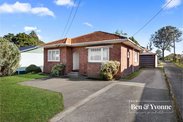 AFFORDABLE, ADORABLE, ABSOLUTELY FREEHOLD!
