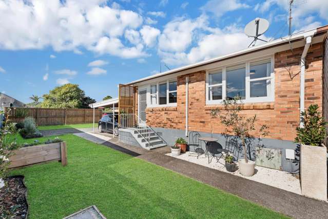 Front Brick Unit in the Heart of Ellerslie