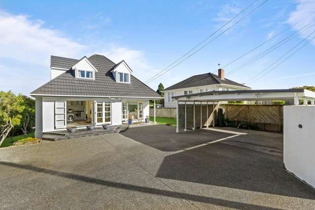 Large Family home walking distance from Sea