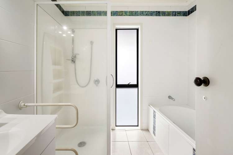 2/14 Ridge Road Waiake_20