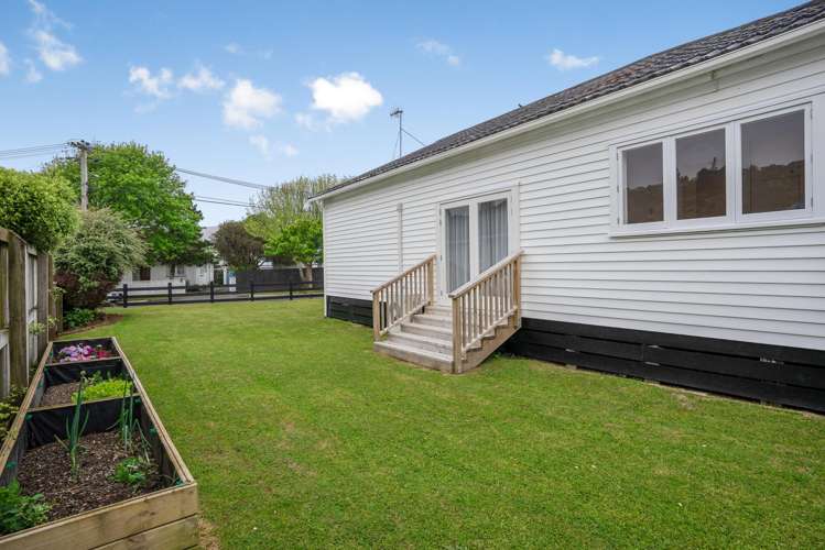 2 Richard Grove Stokes Valley_19