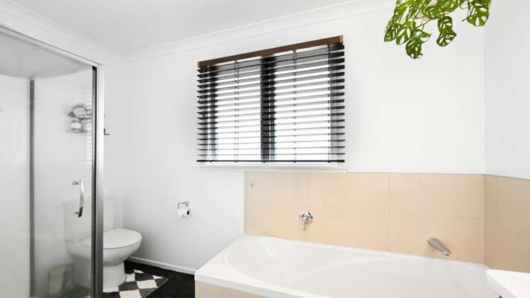 27 Manapouri Place Glenview_11