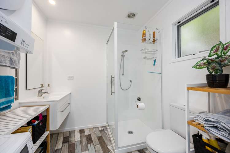 11 Piccadilly Circus Snells Beach_24