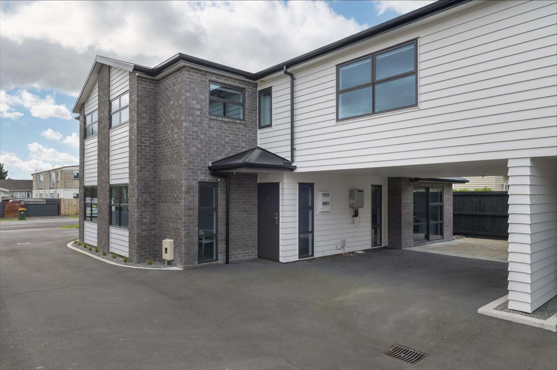 2/54B Cook Street 1074_0