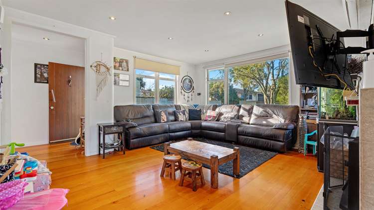 24 Stirling Grove Greerton_5