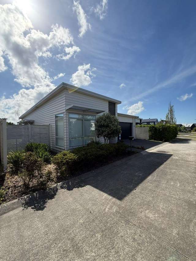 Modern Family Living in Karaka Area