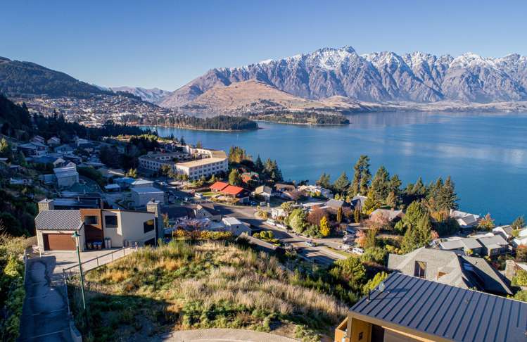 8 Matakauri Place Fernhill/Sunshine Bay_5