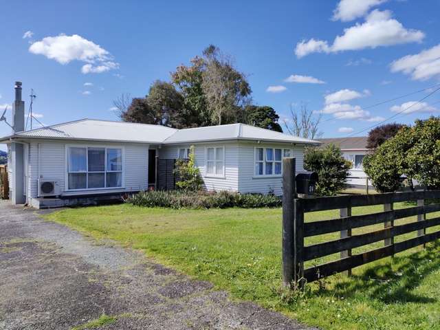 Sunny Family home with Double Garage!