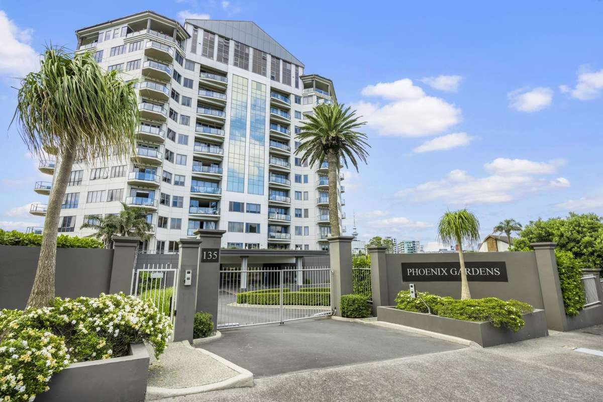 Luxury 1-Bedroom Apartment with Spectacular Views 1