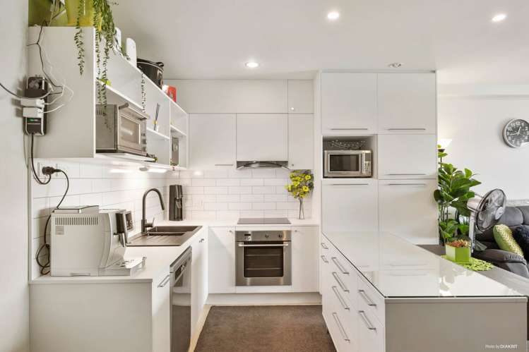 1004/30 Beach Road_1