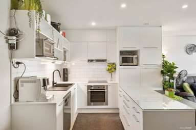 1004/30 Beach Road_1