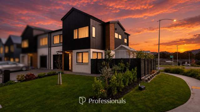 Wait...4 Beds, 2.5 Baths & 2 Living?!
